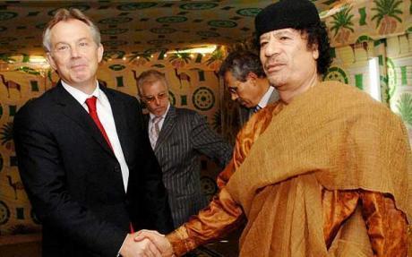 Blair con Gadafi Gaddafi se tambalea