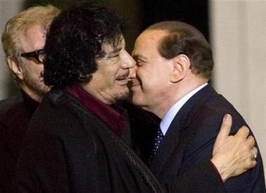 Gaddafi abraza a Berlusconi Gaddafi se tambalea
