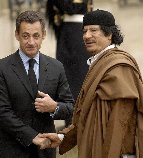 Sarkozy posa junto a Gaddafi en una foto Gaddafi se tambalea