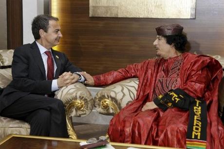 Zapatero junto a Gadafi Gaddafi se tambalea