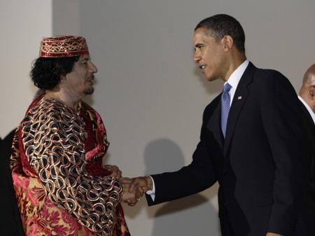 ¿Change? Obama saluda a Gaddafi Gaddafi se tambalea