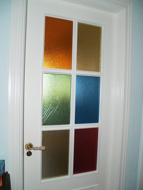 La vidriera de colores de la puerta de Nieves