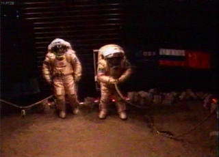 Imagen en que Diego y Alexandr comienzan su paseo por la superficie simulada de Marte