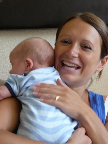 Estudio revela que la felicidad de la madre es mayor hasta los 6 meses del bebé