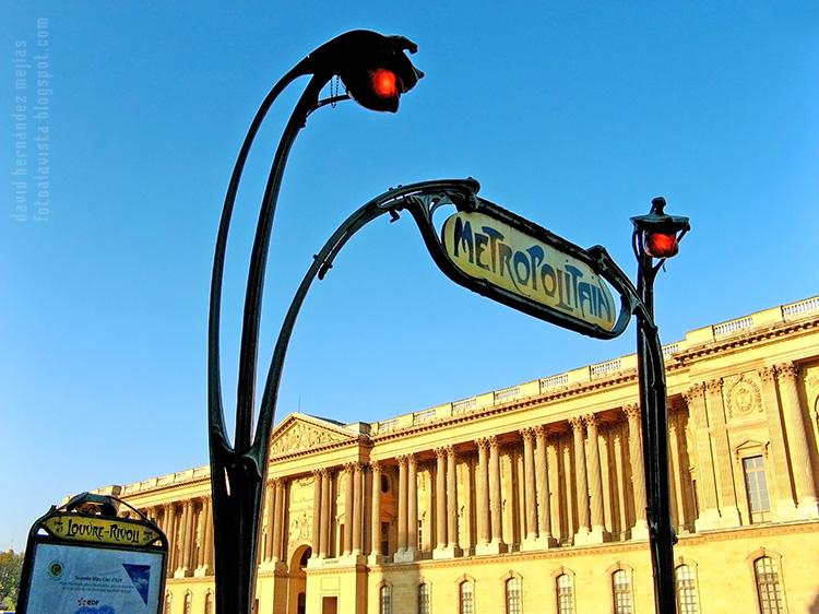 Salida del metro de la estación de Louvre de París (Francia) diseñada por Salvador Dalí