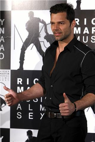 Ricky Martin pregunta si es gay a un periodista