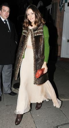 Olivia Palermo o cómo combinar con estilo  vestido largo de gasa, chaqueta de lana, maxichaleco de piel y botas de Zara