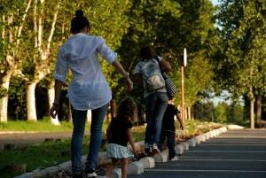 Familia caminando en un parque