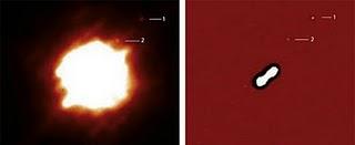 Imagen del asteroide Cleopatra y sus dos lunas obtenida con el telescopio Keck II, antes y después de ser procesada. En la imagen procesada se puede ver la forma de hueso del asteroide