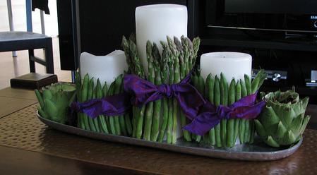 CENTRO DE MESA CON ALCACHOFAS Y VAINAS