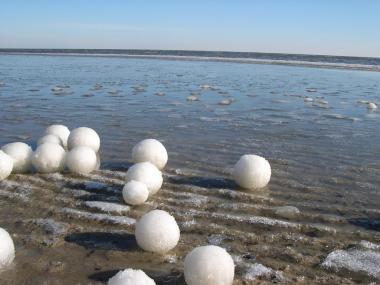Bolas de hielo en la playa