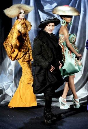 Gran conmoción en el mundo de la moda: Christian Dior suspende de sus funciones a John Galliano