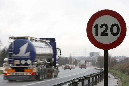 Señal de limitación de velocidad de 120 km/h en la autopista AP-7.