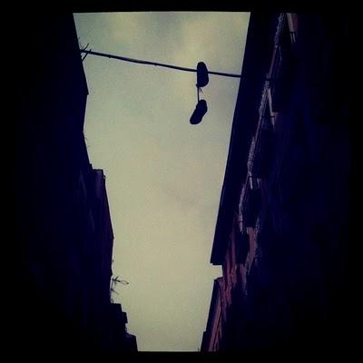 Zapatilla y cable madrileño