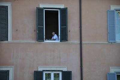 El hombre en la ventana