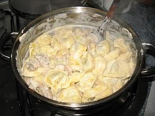 Tortellini de requesón y espinacas con salsa cremosa de champiñones
