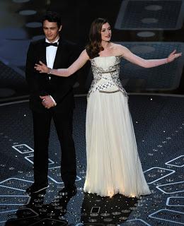 Anne Hathaway y sus 7 vestidos en los Oscars 2011