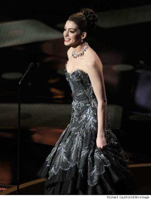 Los vestidos de Anne Hathaway en los Óscar