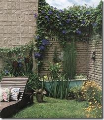 bañera antigua en el jardín llena de flores usada como maceta