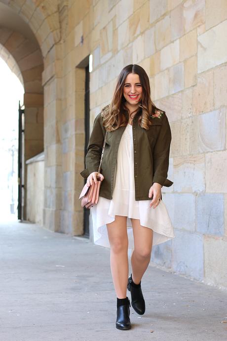 Vestido blanco con sobrecamisa militar