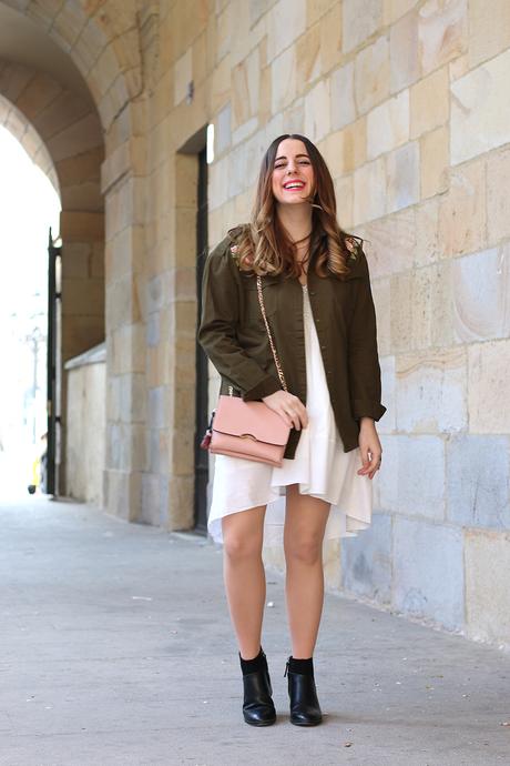 Vestido blanco con sobrecamisa militar