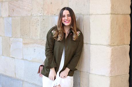 Vestido blanco con sobrecamisa militar