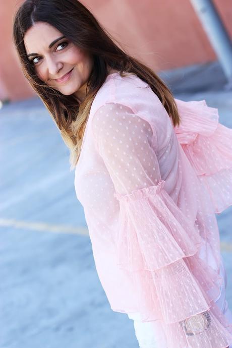 Primavera con blazer de flores y top con mangas de volantes