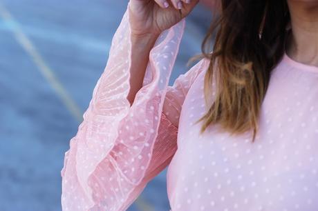 Primavera con blazer de flores y top con mangas de volantes