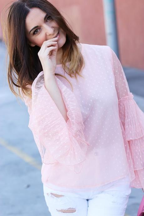 Primavera con blazer de flores y top con mangas de volantes