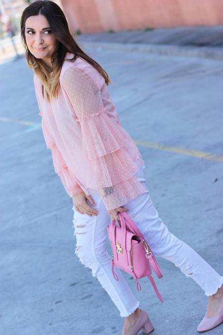 Primavera con blazer de flores y top con mangas de volantes