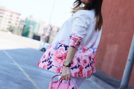 Primavera con blazer de flores y top con mangas de volantes