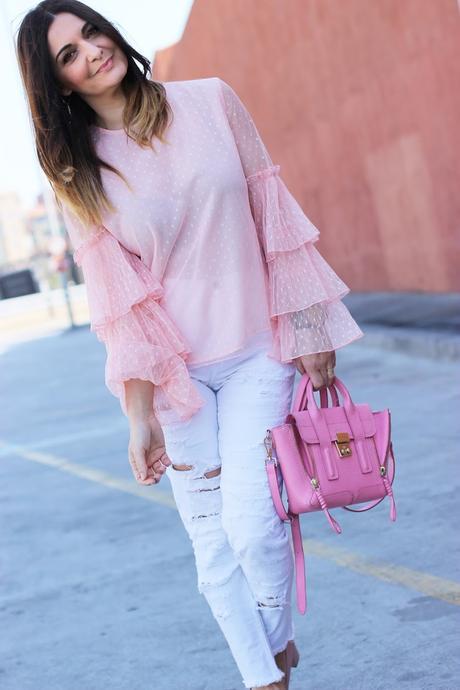 Primavera con blazer de flores y top con mangas de volantes