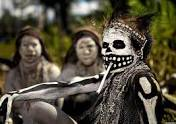 La tribu chimbu y el baile de los esqueletos.
