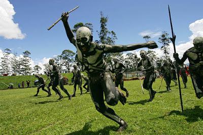 La tribu chimbu y el baile de los esqueletos.
