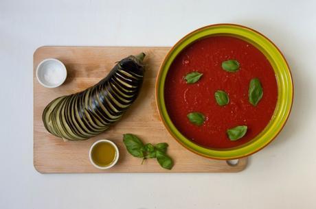 Berenjenas asadas con tomate, queso y albahaca