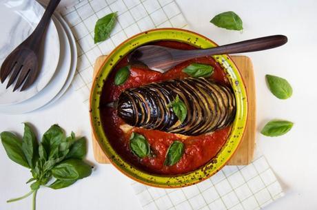 Berenjenas asadas con tomate, queso y albahaca