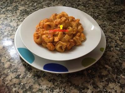 TORTELLINIS DE CARNE CON SALSA DE ATÚN