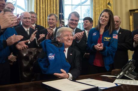 Trump firmó una Ley donde define como objetivo principal de la #Nasa llegar a #Marte