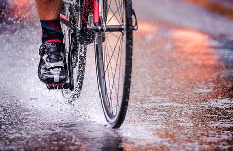 Consejos para rodar con una bicicleta de carretera en suelo mojado