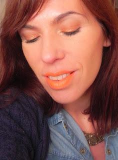 Maquillaje fácil naranja primavera primer plano ojos cerrados