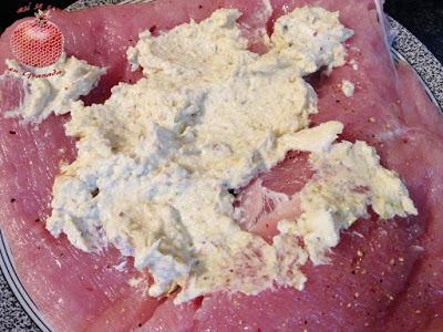 Pechuga de pavo con relleno de pistachos, queso de cabra y manzana