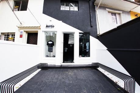 Insanis Clothing, en Sao Paulo, una atmósfera urbana en blanco y negro
