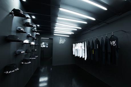 Insanis Clothing, en Sao Paulo, una atmósfera urbana en blanco y negro
