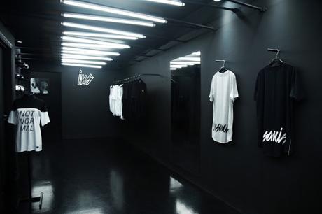 Insanis Clothing, en Sao Paulo, una atmósfera urbana en blanco y negro