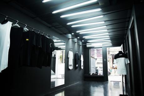 Insanis Clothing, en Sao Paulo, una atmósfera urbana en blanco y negro