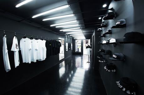 Insanis Clothing, en Sao Paulo, una atmósfera urbana en blanco y negro