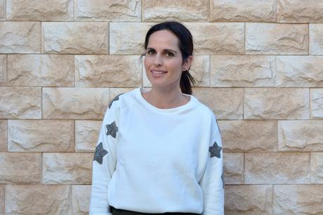 outfit_con_falda_midi_y_estrellas_4 sudadera-estrellas-zara-kids-outfit