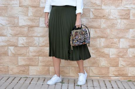 outfit_con_falda_midi_y_estrellas_2 falda-midi-deportivas-zara