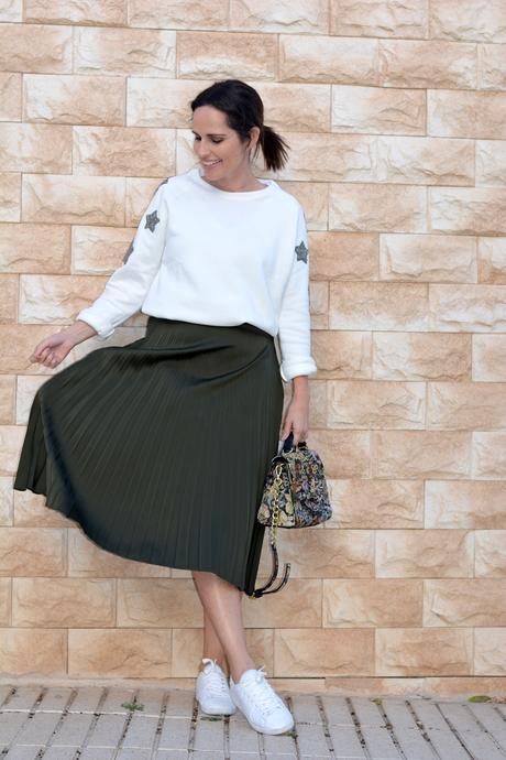 outfit_con_falda_midi_y_estrellas_7 falda-midi-stradivarius-outfit-street-style