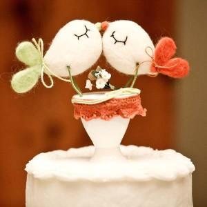 spring-wedding-cake-topper-lovebirds-jophoto